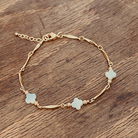 Bracelet Sissi trèfles, trèfles en nacre et plaqué or - Vée bijoux, vue 2