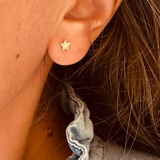 Boucles d'oreilles Étoile striée, puces en plaqué or - Vée bijoux, vue 2
