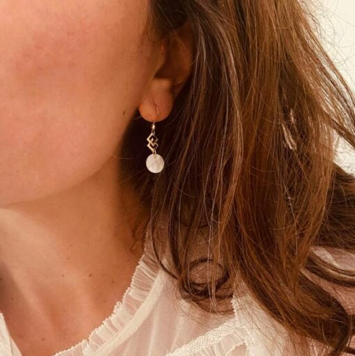 Boucles d'oreilles Ardeco, médaille en nacre et plaqué or - Vée bijoux, vue 2