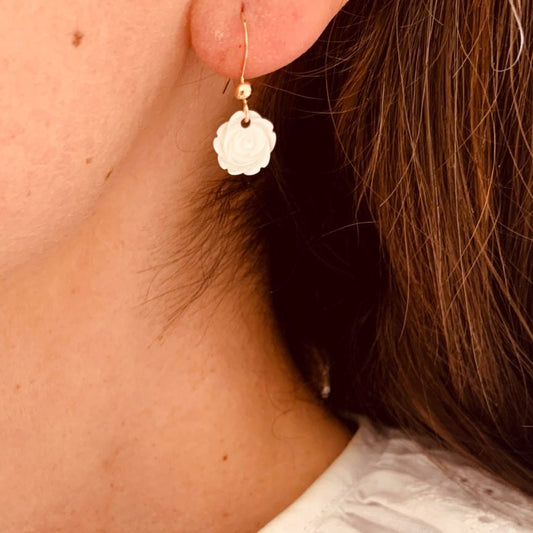Boucles d'oreilles Rhône, fleur en nacre et plaqué or - Vée bijoux, vue 2