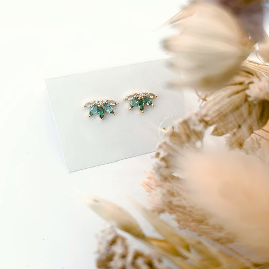 Boucles d'oreilles Sheena, puces en plaqué or et zircons verts - Vée bijoux, vue 2
