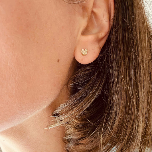 Boucles d'oreilles Amour, puces en plaqué or - Vée bijoux, vue 2