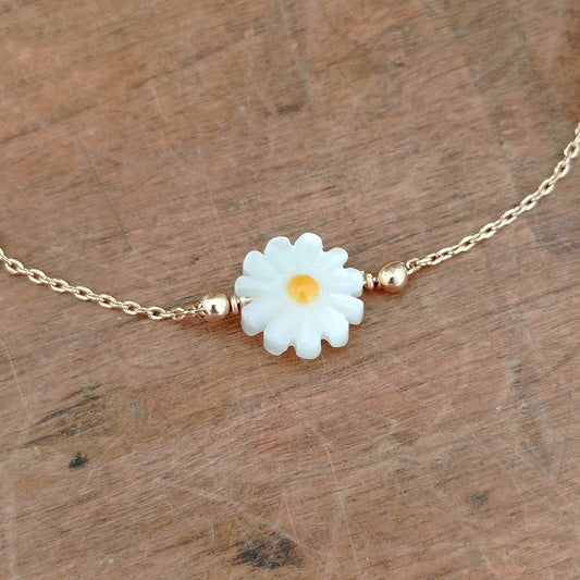 Bracelet Maggie, marguerite en nacre et plaqué or - Vée bijoux, vue 2