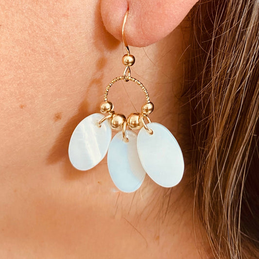 Boucles d'oreilles Nébuleuses, médailles en nacre et plaqué or - Vée bijoux, vue 2