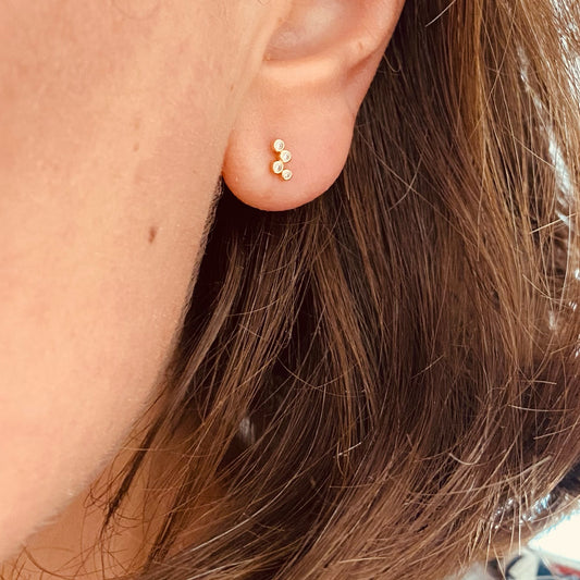 Boucles d'oreilles Quattro, clous en plaqué or et zircons - Vée bijoux, vue 2