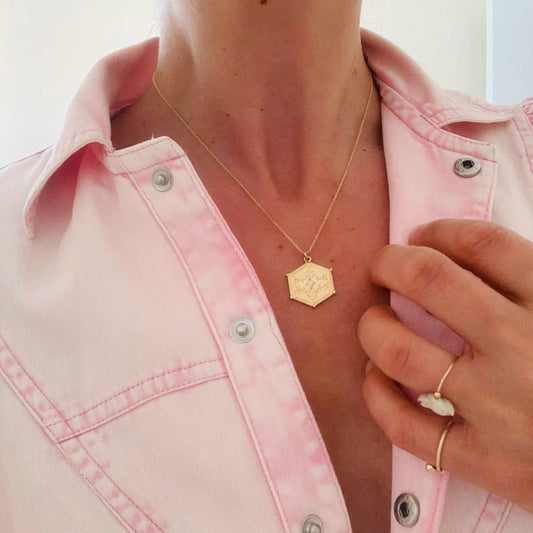 Collier Florence, médaille martelée en plaqué or et zircons - Vée bijoux, vue 2