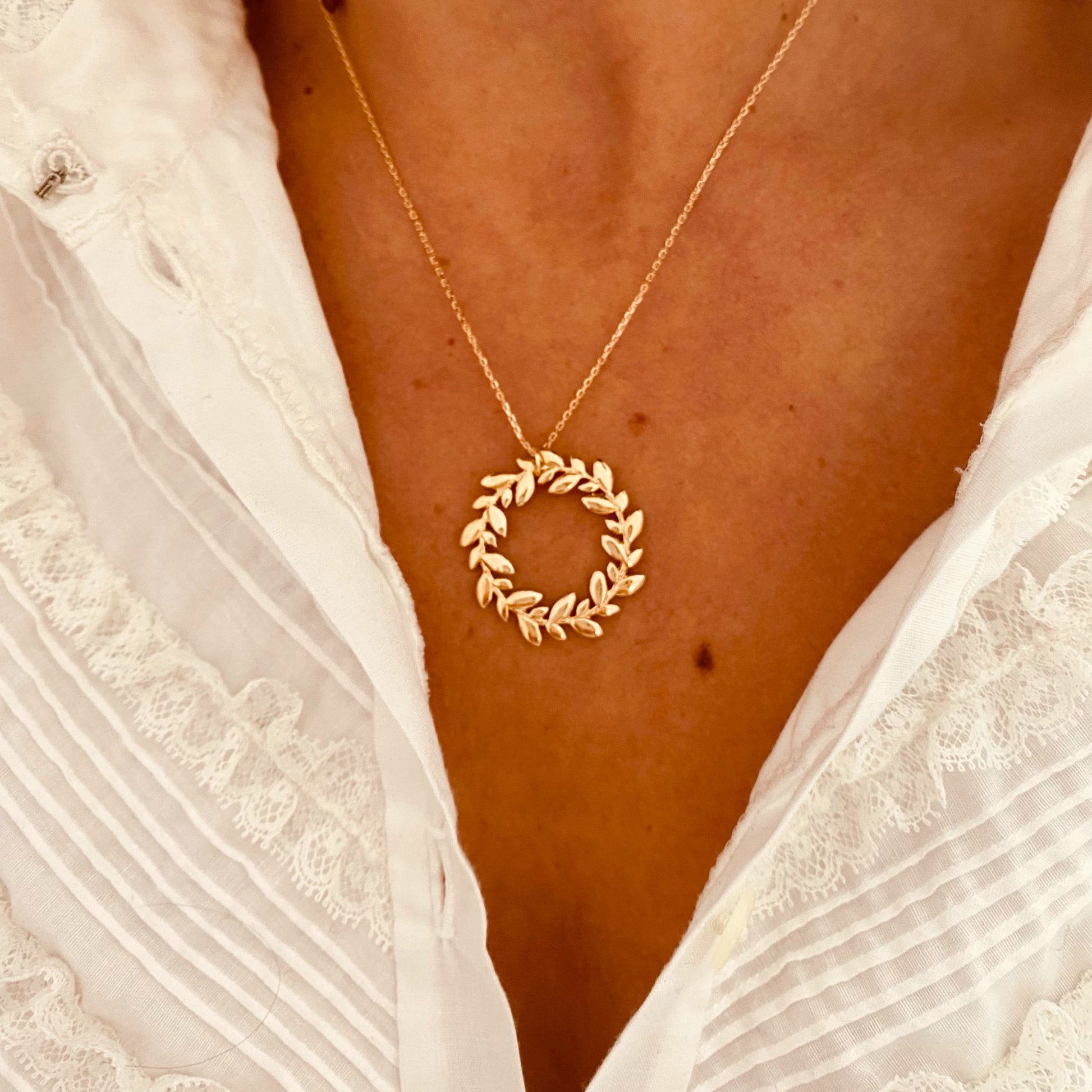 Collier plaqué or Couronne fleurie