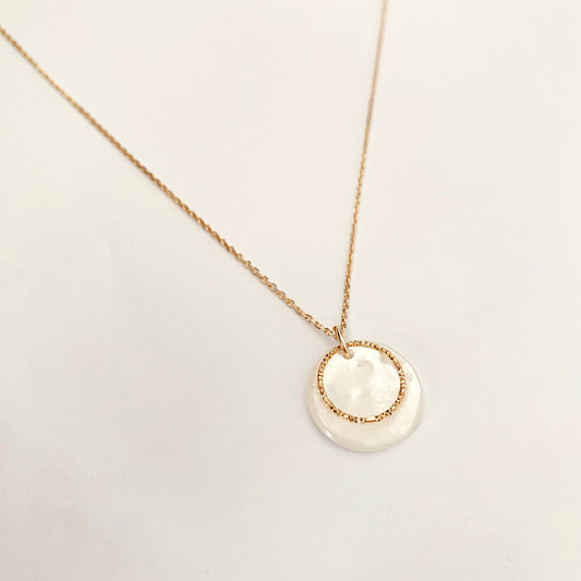 Collier Dunai, médaille en nacre et plaqué or - Vée bijoux, vue 2