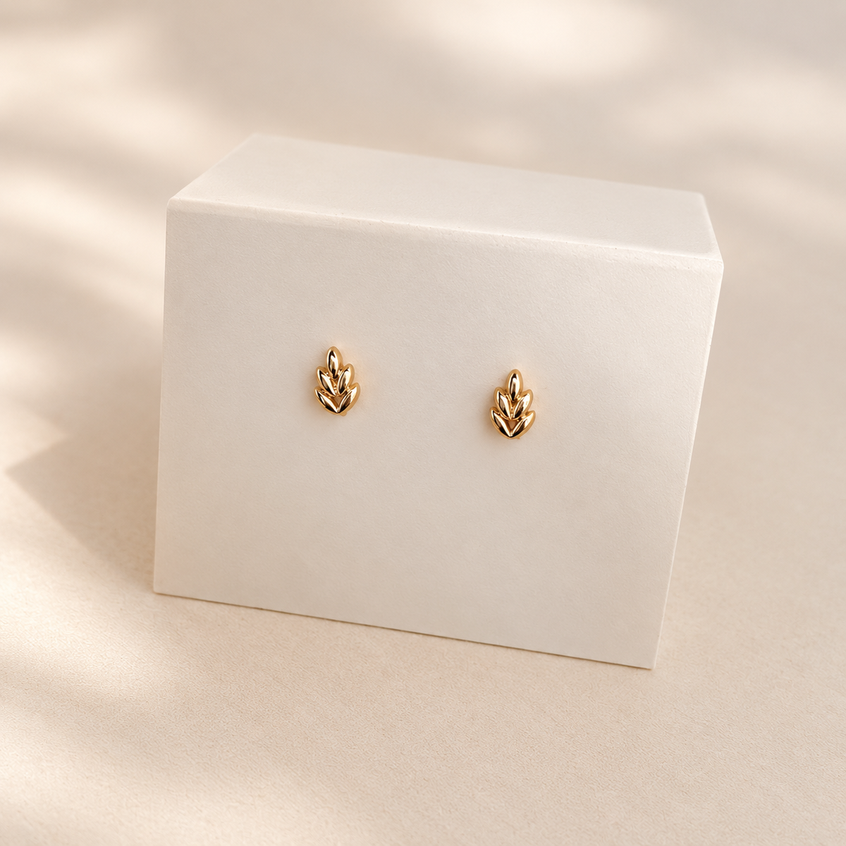 Boucles d'oreilles Poème, puces en plaqué or - Vée bijoux