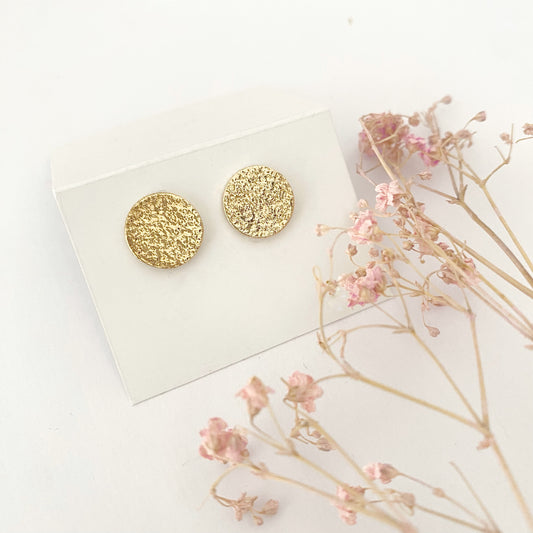 Boucles d'oreilles Médélée, clous martelés en plaqué or - Vée bijoux, vue 2