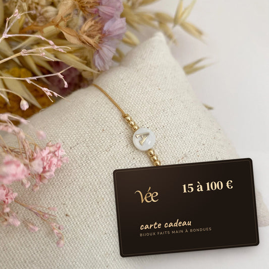 Carte cadeau Vée bijoux, de 15 à 100 €, posée sur un coussin avec un bracelet coulissant